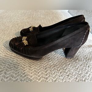 STUART WEITZMAN HEEL LOAFERS SHOES BROWN SUEDE TASSEL GOLD CHAIN SIZE 6
